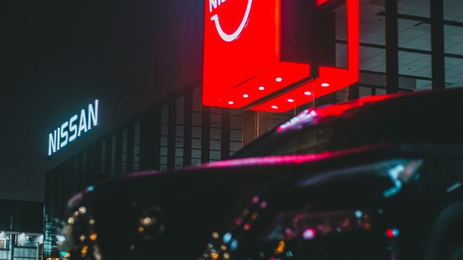 Automóvil estacionado frente a las instalaciones de un concesionario