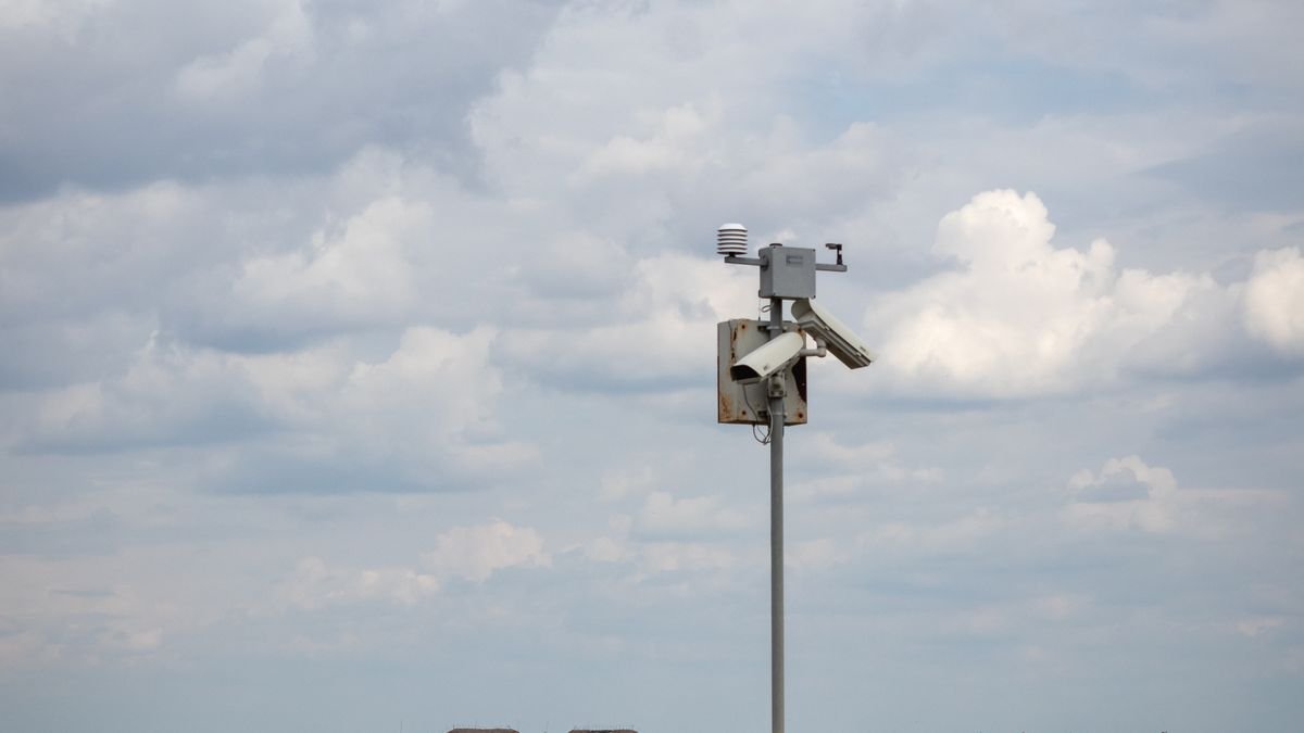Cámara de fotodetección montada en un poste al borde de una carretera