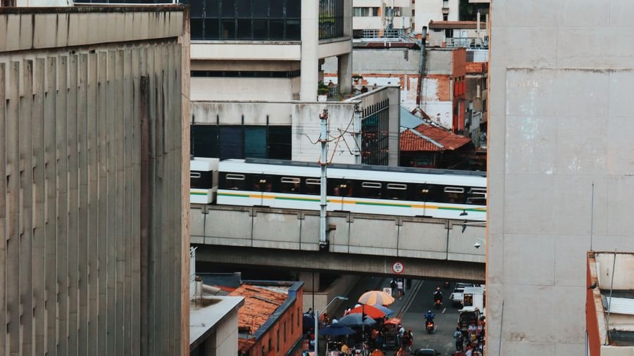 Tren del metro pasando sobre una calle concurrida del centro de Medellín