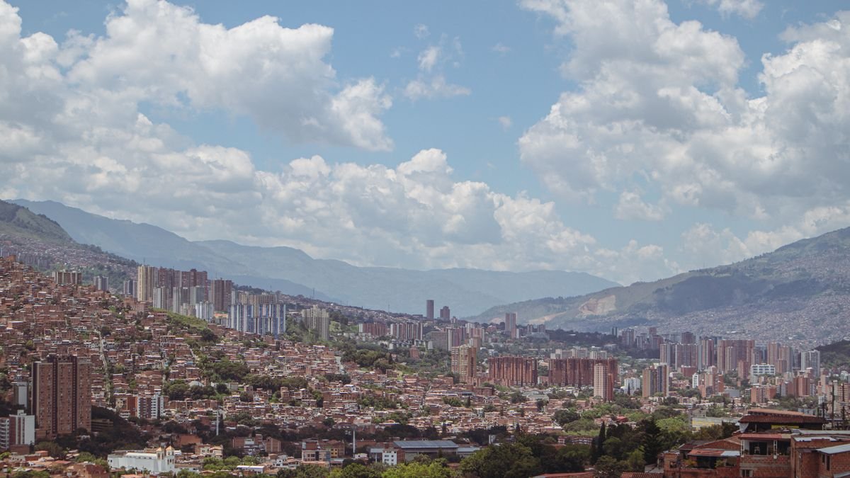 Vista aérea de Medellín extendida sobre el Valle de Aburrá