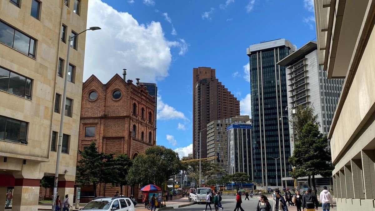 Calle del centro de Bogotá con carros, peatones y edificios altos
