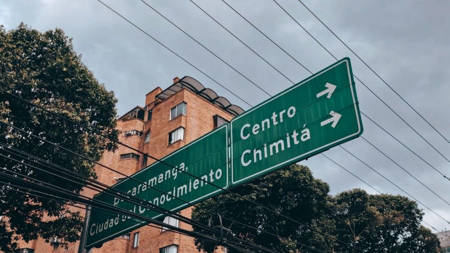 Señales de tránsito en una avenida de Bucaramanga