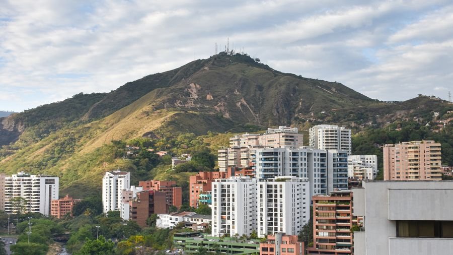Panorámica de Cali con la cordillera de los Andes al fondo
