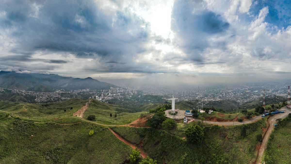 Vista aérea de Cali con el Cristo Rey sobre la ciudad