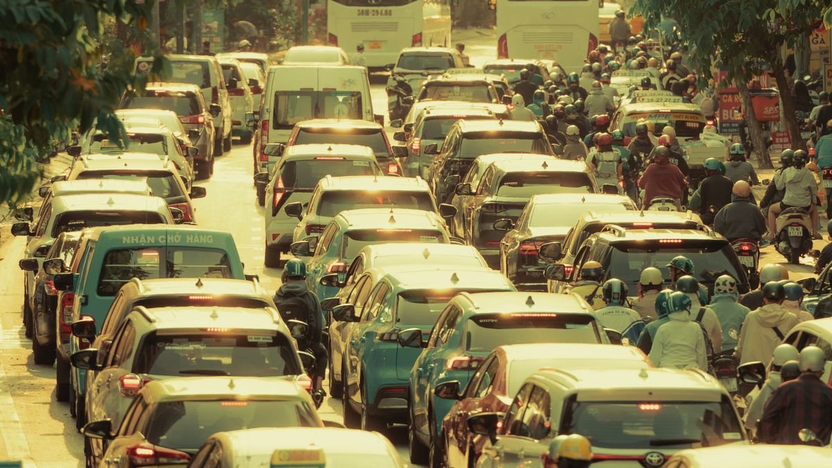 Trancón de carros y motos en una calle concurrida de la ciudad