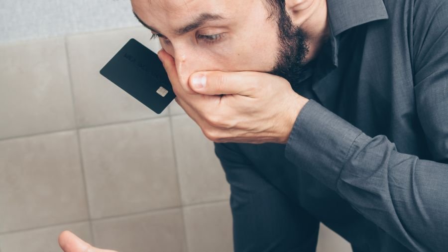 Persona sorprendida al descubrir un posible fraude en su teléfono