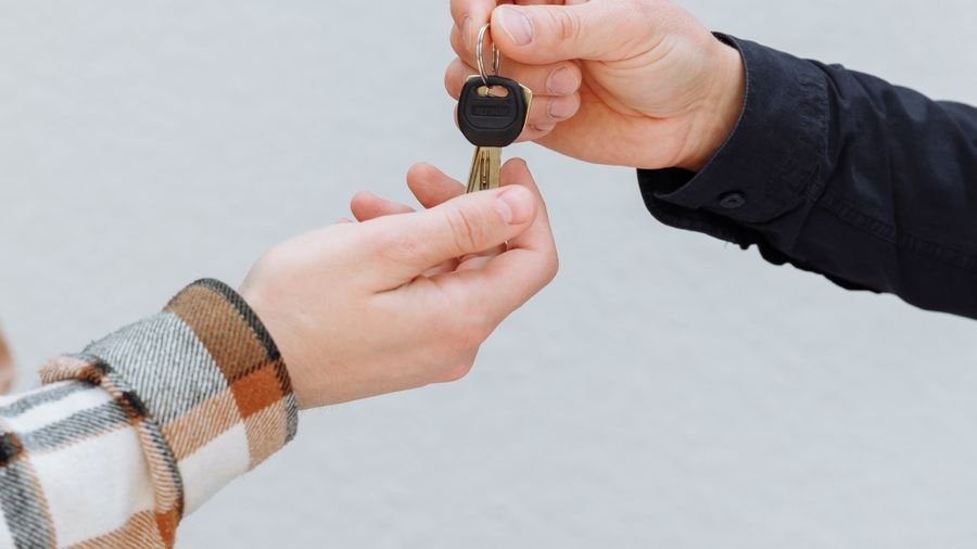Intercambio de llaves de carro entre dos personas