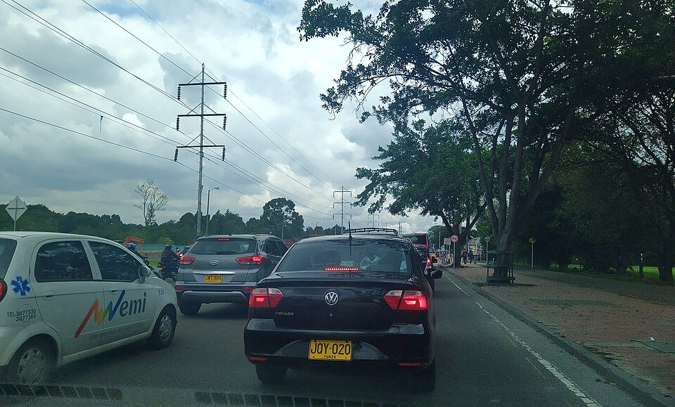 Carros con placa colombiana en el tráfico de Bogotá